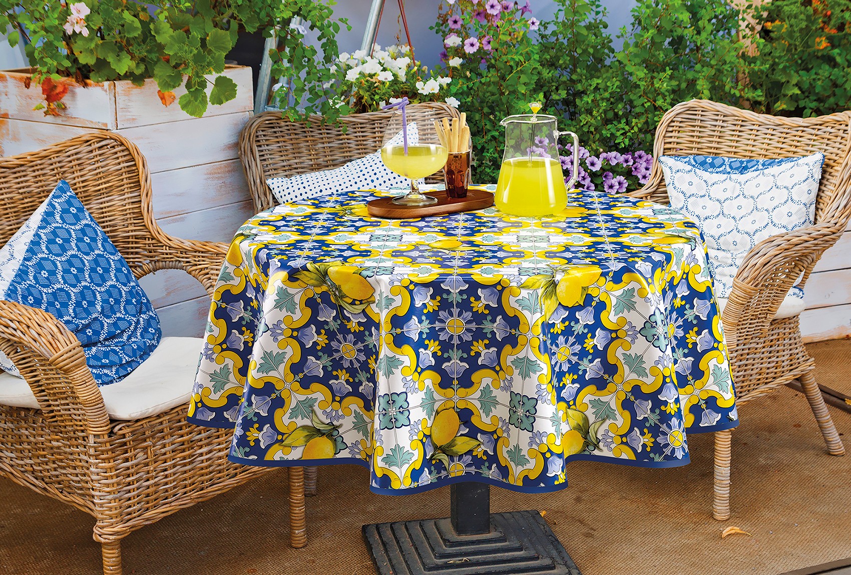 cinili-desenli-limon-temali-pvc-masa-ortusu-mavi-sarı-bahce-teras-mutfak.jpg